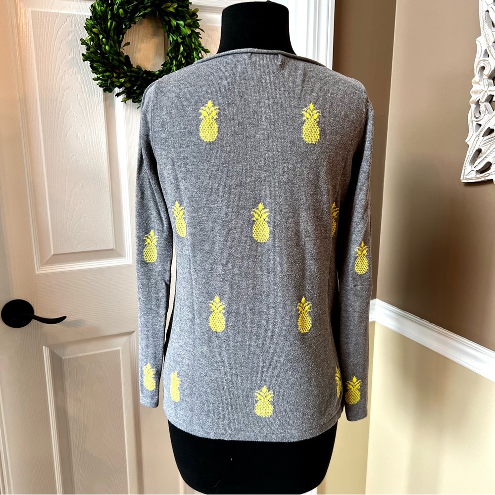 ⭐️ Old Navy Lightweight Sweater Gray with Pineapple Print size SMALL - Picture 4 of 12